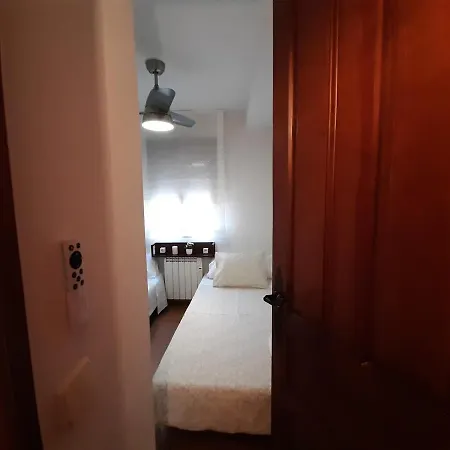 Casa Con Patio Y Chimenea En