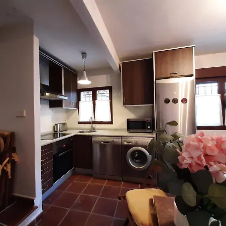 Casa Con Patio Y Chimenea En * Piedralaves