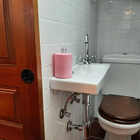 Casa Con Patio Y Chimenea En * Piedralaves