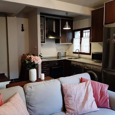 Casa Con Patio Y Chimenea En