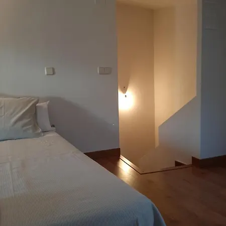 Casa Con Patio Y Chimenea En Piedralaves