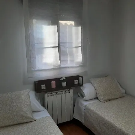 Casa Con Patio Y Chimenea En