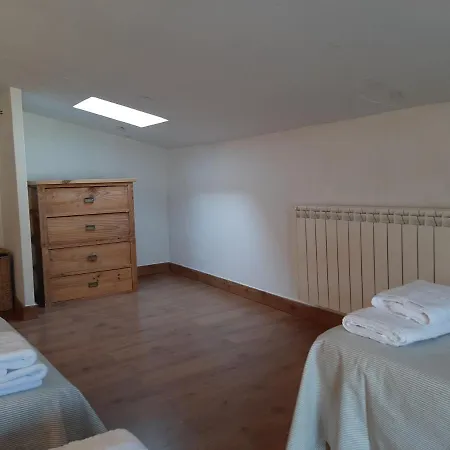 Casa Con Patio Y Chimenea En *