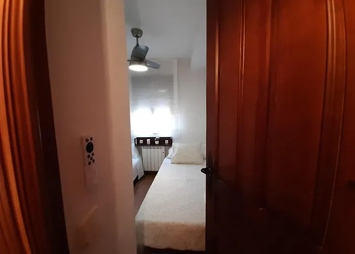 Casa Con Patio Y Chimenea En