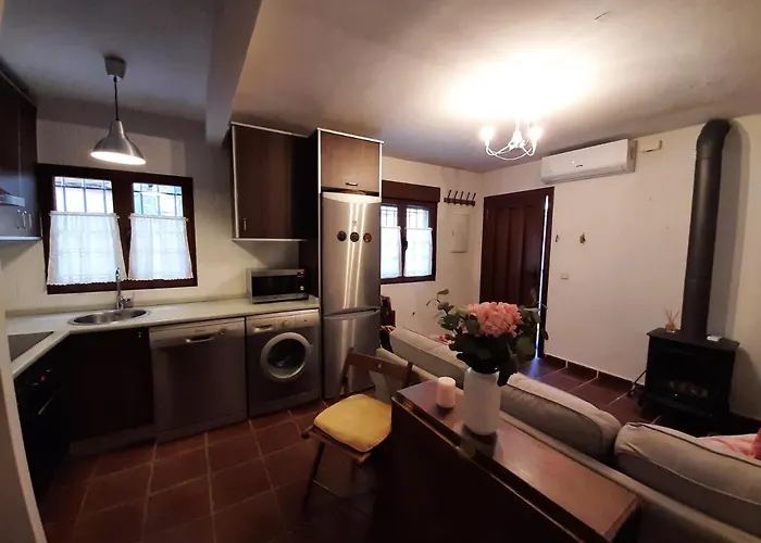 別荘 Casa Con Patio Y Chimenea En *