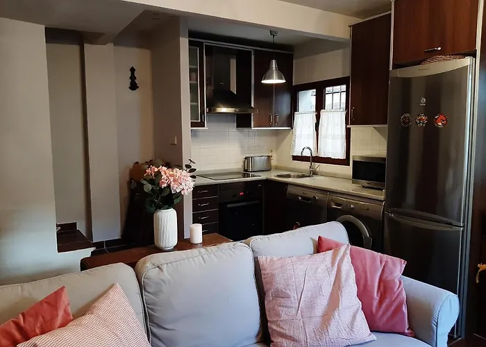 Casa Con Patio Y Chimenea En