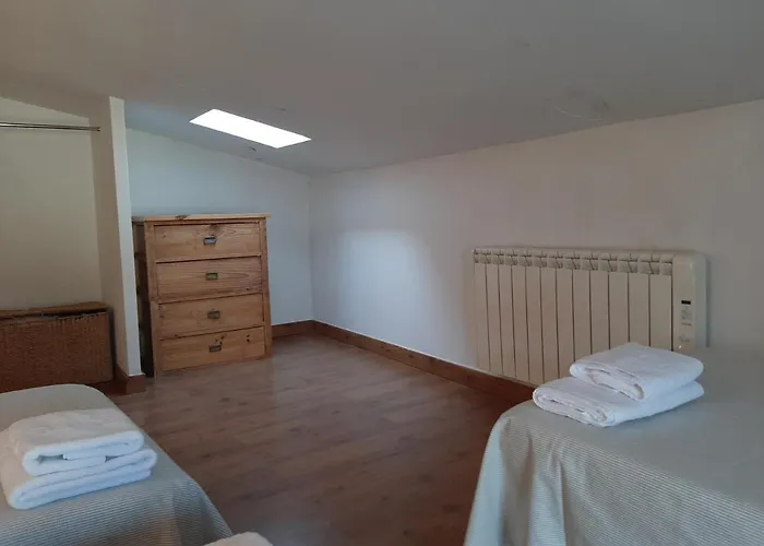 Casa Con Patio Y Chimenea En *